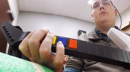 Futura-sciences.fr : Tétraplégique, il retrouve l’usage de sa main grâce à une puce bionique
