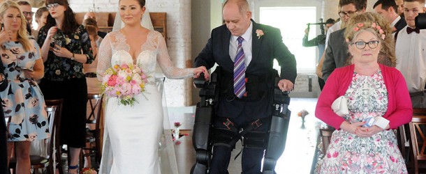 Sputniknews.com | Paralysé, il mène sa fille à l’autel à l’aide d’un exosquelette