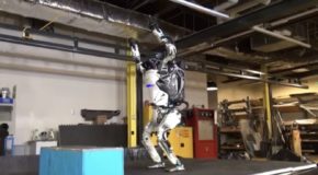 Le robot Atlas fait un salto arrière (Boston Dynamics)