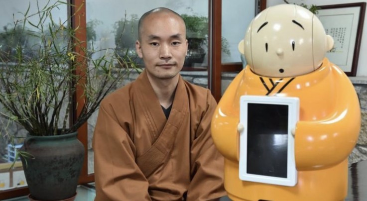 Un robot-moine dans un temple bouddhiste à Shanghai &#8211; Technologie | Les Clés de Demain &#8211; Le Monde / IBM