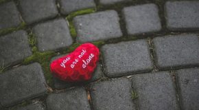 St Valentin : l’élu de votre cœur identifié dans la rue cette année | 14/02/2050