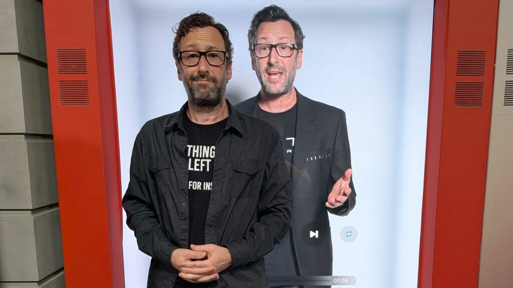 David Nussbaum se tient à côté de sa copie numérique holographique. Crédit photo : Nick Kwek.